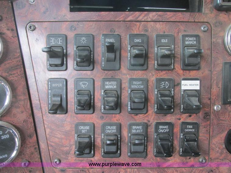 image for item I6104 2000 International 9400 Eagle semi truck