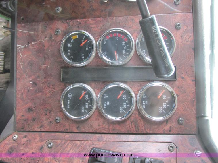 image for item I6104 2000 International 9400 Eagle semi truck