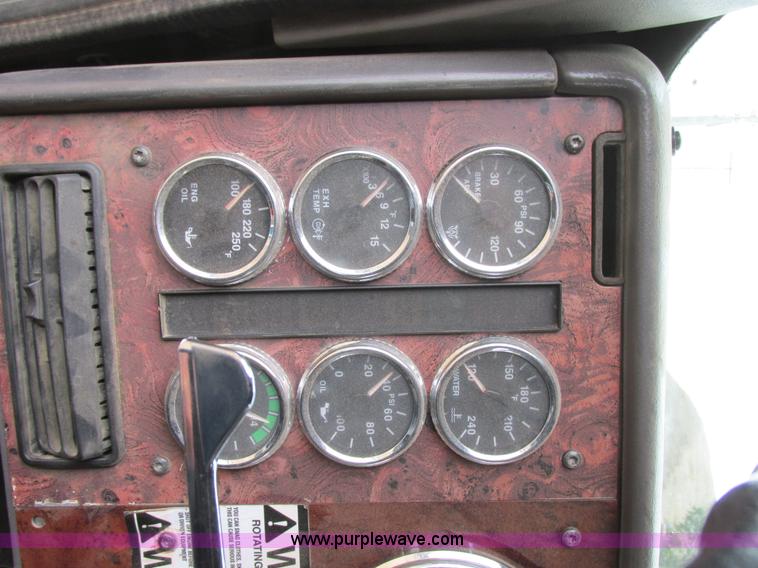 image for item I6104 2000 International 9400 Eagle semi truck