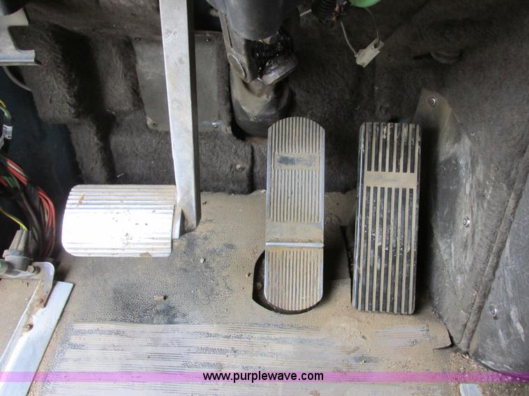 image for item I6104 2000 International 9400 Eagle semi truck