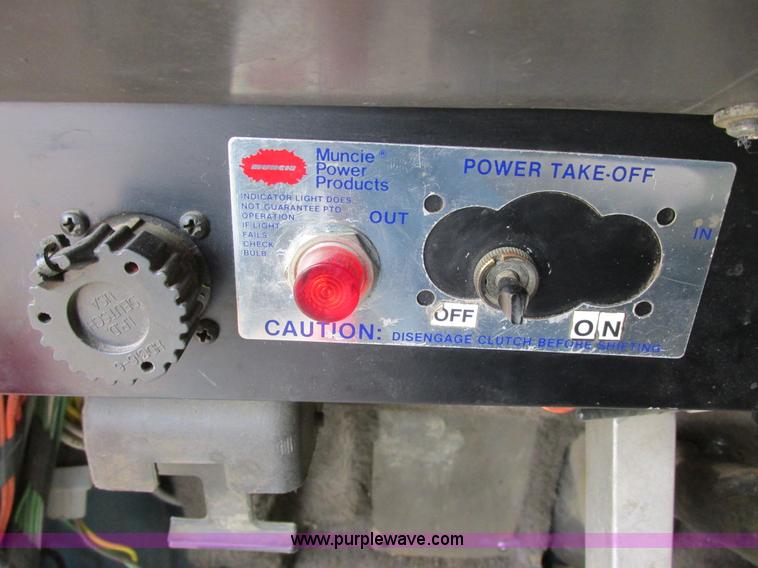 image for item I6104 2000 International 9400 Eagle semi truck