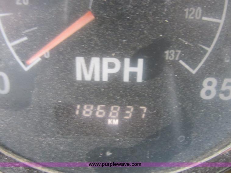 image for item I6104 2000 International 9400 Eagle semi truck