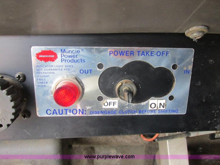 image for item I6104 2000 International 9400 Eagle semi truck