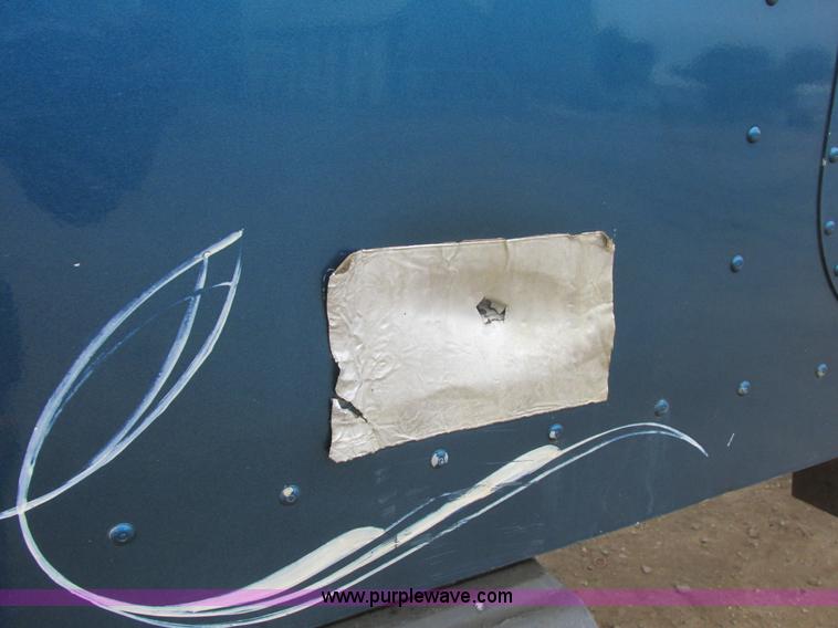 image for item I6104 2000 International 9400 Eagle semi truck