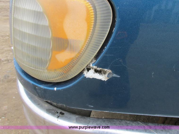 image for item I6104 2000 International 9400 Eagle semi truck