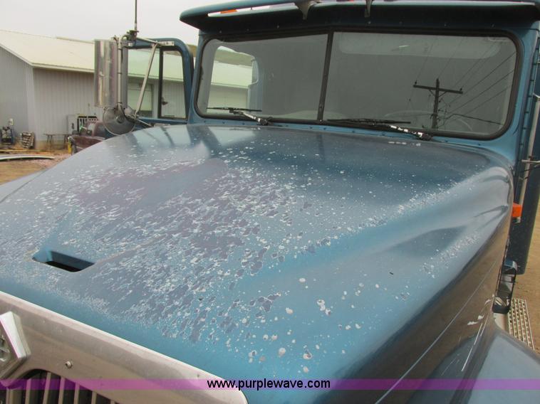 image for item I6104 2000 International 9400 Eagle semi truck