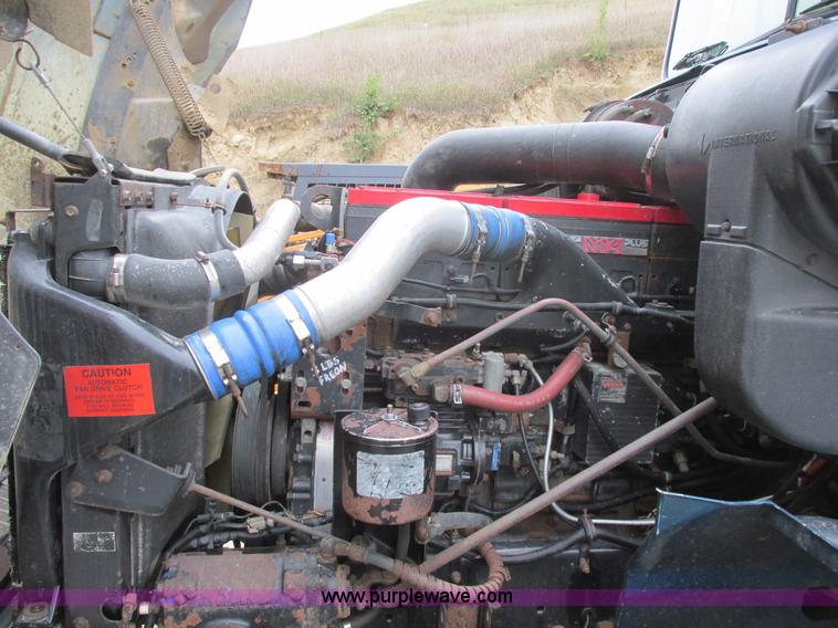 image for item I6104 2000 International 9400 Eagle semi truck