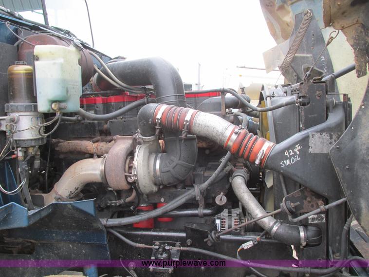 image for item I6104 2000 International 9400 Eagle semi truck