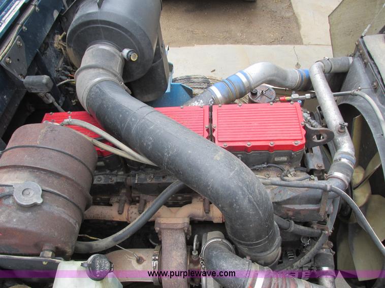 image for item I6104 2000 International 9400 Eagle semi truck