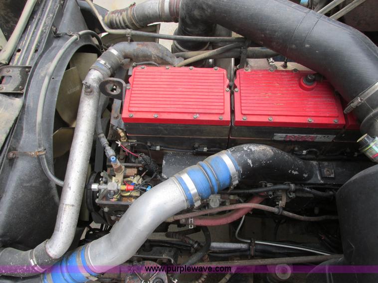 image for item I6104 2000 International 9400 Eagle semi truck