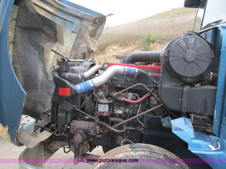 image for item I6104 2000 International 9400 Eagle semi truck