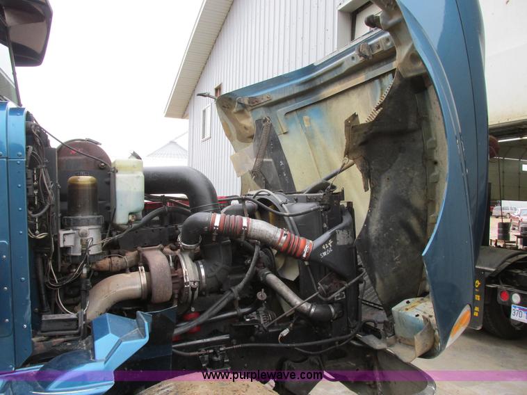 image for item I6104 2000 International 9400 Eagle semi truck