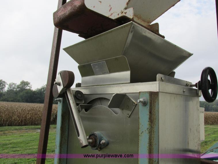 image for item I8922 Gustafson 5600 seed treater