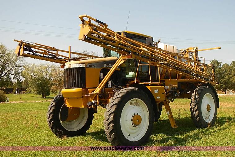 image for item J3063 2007 Ag-Chem RoGator 1074 self-propelled sprayer