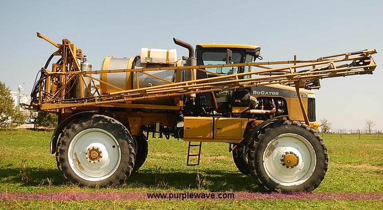 image for item J3063 2007 Ag-Chem RoGator 1074 self-propelled sprayer