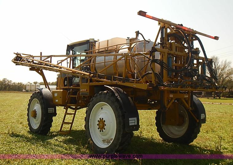 image for item J3063 2007 Ag-Chem RoGator 1074 self-propelled sprayer
