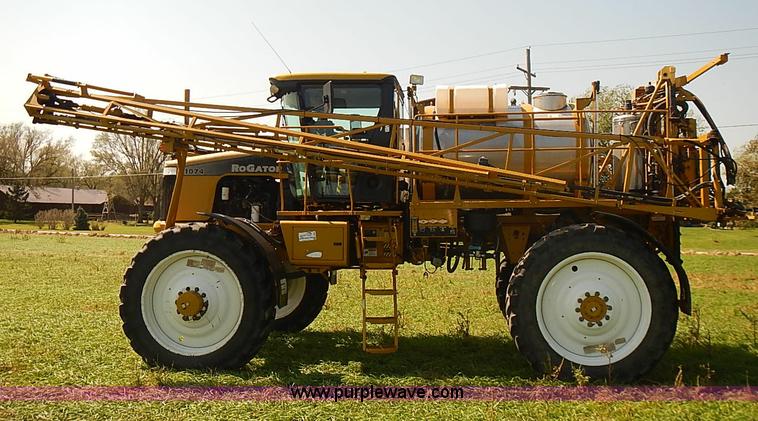 image for item J3063 2007 Ag-Chem RoGator 1074 self-propelled sprayer