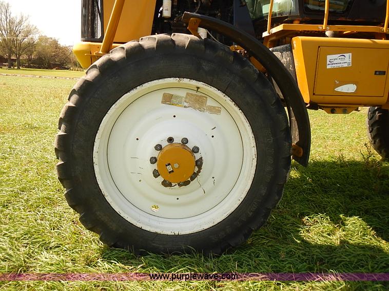 image for item J3063 2007 Ag-Chem RoGator 1074 self-propelled sprayer