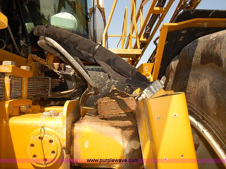 image for item J3063 2007 Ag-Chem RoGator 1074 self-propelled sprayer