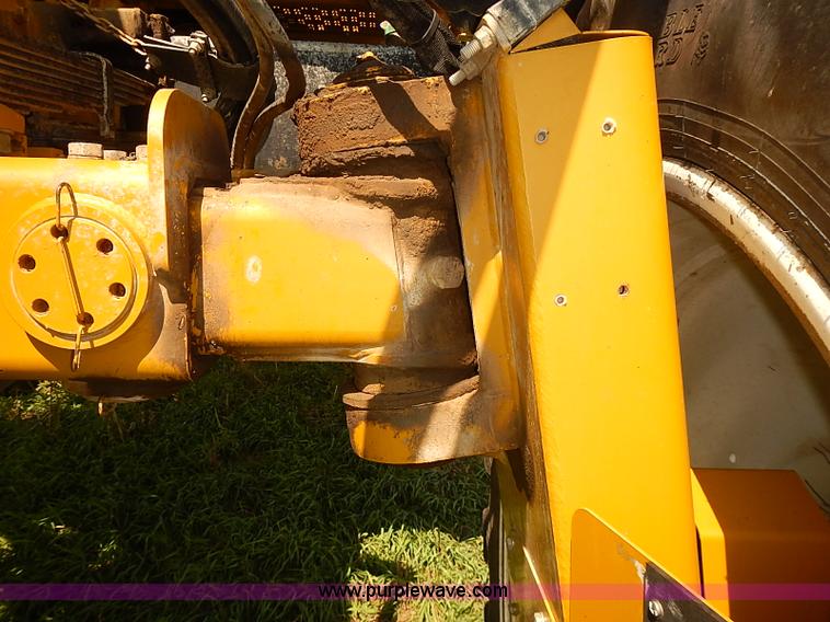 image for item J3063 2007 Ag-Chem RoGator 1074 self-propelled sprayer