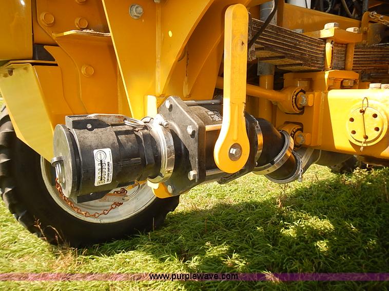 image for item J3063 2007 Ag-Chem RoGator 1074 self-propelled sprayer