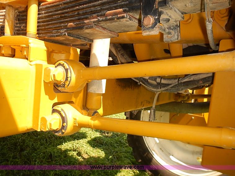 image for item J3063 2007 Ag-Chem RoGator 1074 self-propelled sprayer