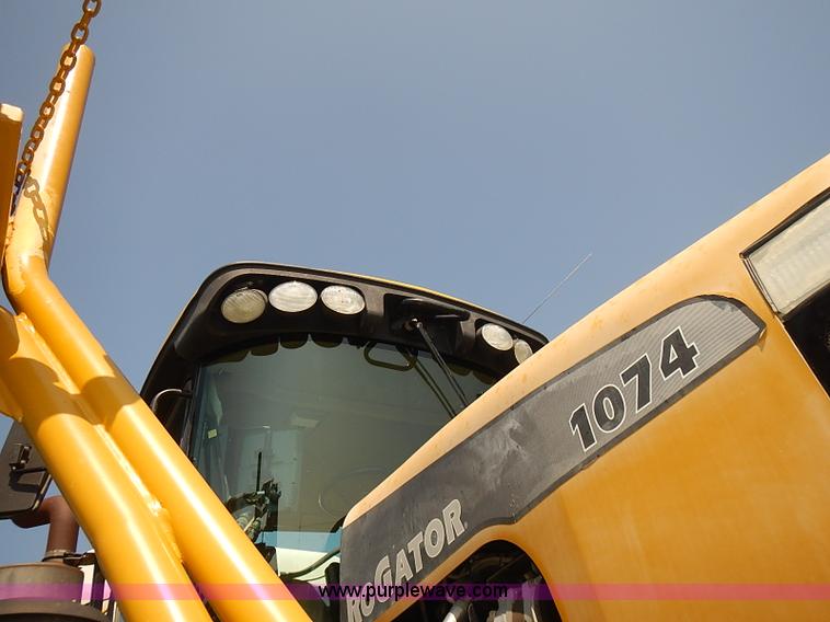 image for item J3063 2007 Ag-Chem RoGator 1074 self-propelled sprayer