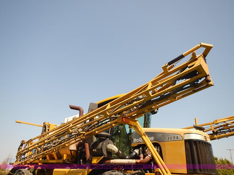 image for item J3063 2007 Ag-Chem RoGator 1074 self-propelled sprayer