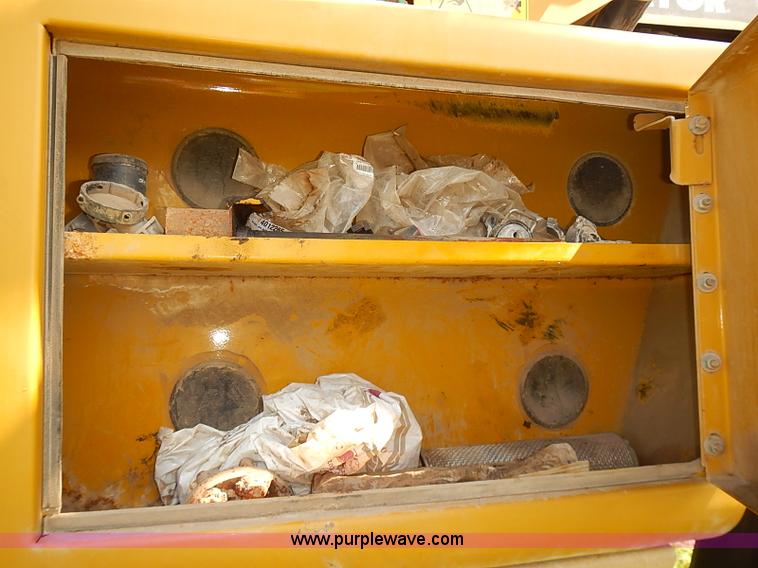 image for item J3063 2007 Ag-Chem RoGator 1074 self-propelled sprayer