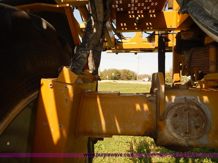 image for item J3063 2007 Ag-Chem RoGator 1074 self-propelled sprayer