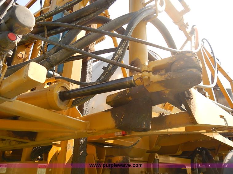 image for item J3063 2007 Ag-Chem RoGator 1074 self-propelled sprayer