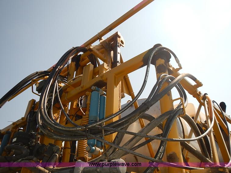 image for item J3063 2007 Ag-Chem RoGator 1074 self-propelled sprayer