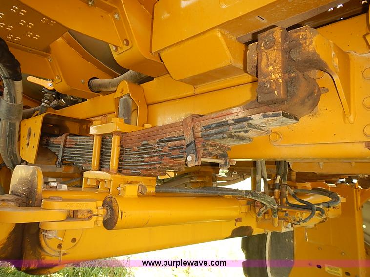 image for item J3063 2007 Ag-Chem RoGator 1074 self-propelled sprayer