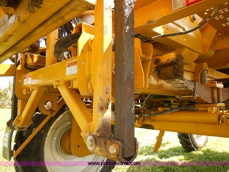 image for item J3063 2007 Ag-Chem RoGator 1074 self-propelled sprayer