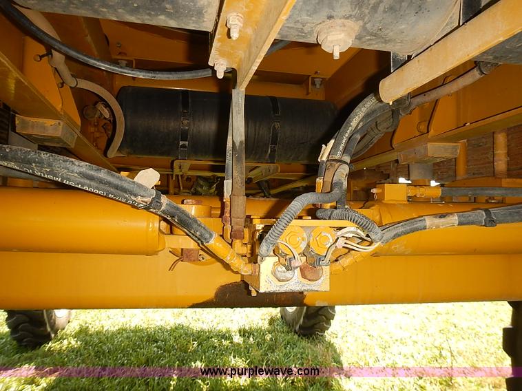 image for item J3063 2007 Ag-Chem RoGator 1074 self-propelled sprayer