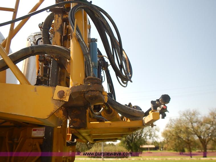 image for item J3063 2007 Ag-Chem RoGator 1074 self-propelled sprayer