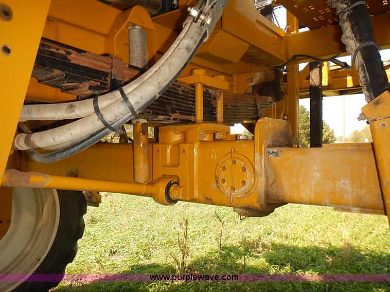 image for item J3063 2007 Ag-Chem RoGator 1074 self-propelled sprayer
