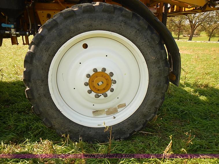 image for item J3063 2007 Ag-Chem RoGator 1074 self-propelled sprayer