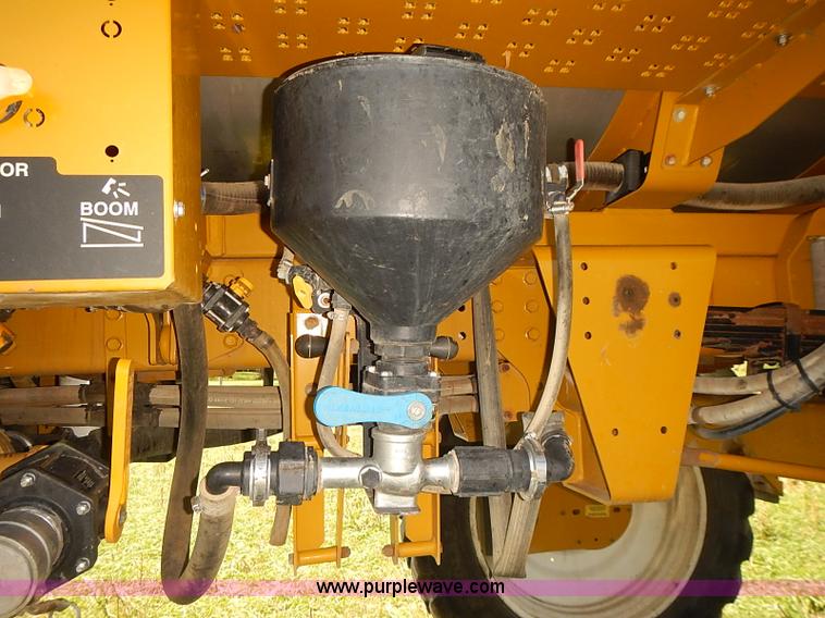 image for item J3063 2007 Ag-Chem RoGator 1074 self-propelled sprayer