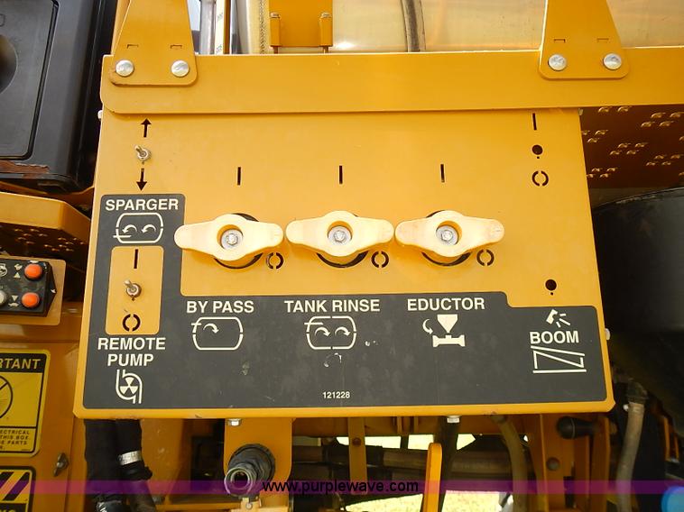 image for item J3063 2007 Ag-Chem RoGator 1074 self-propelled sprayer