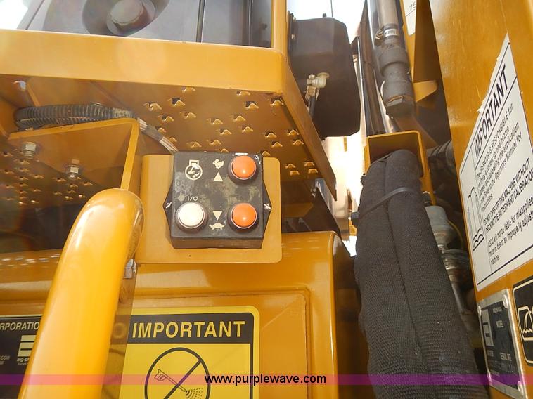 image for item J3063 2007 Ag-Chem RoGator 1074 self-propelled sprayer