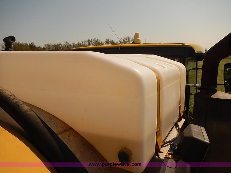 image for item J3063 2007 Ag-Chem RoGator 1074 self-propelled sprayer