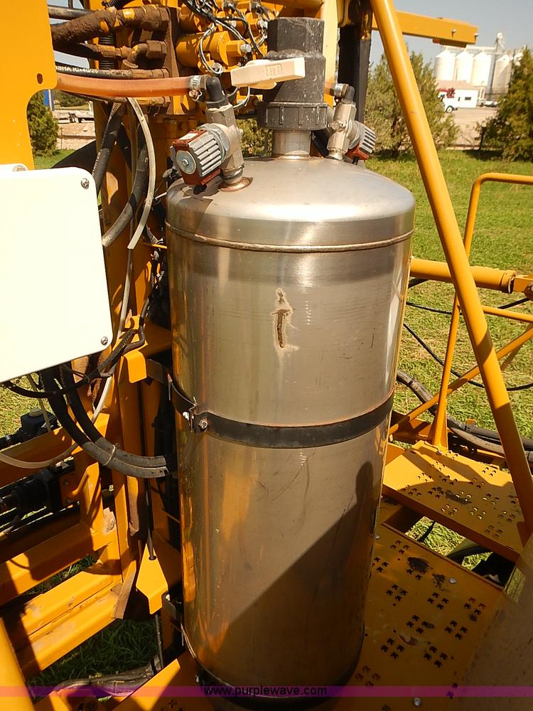 image for item J3063 2007 Ag-Chem RoGator 1074 self-propelled sprayer