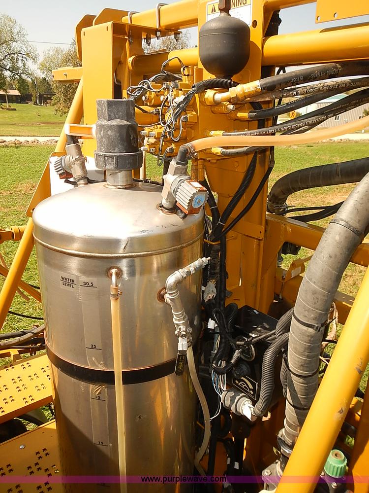 image for item J3063 2007 Ag-Chem RoGator 1074 self-propelled sprayer