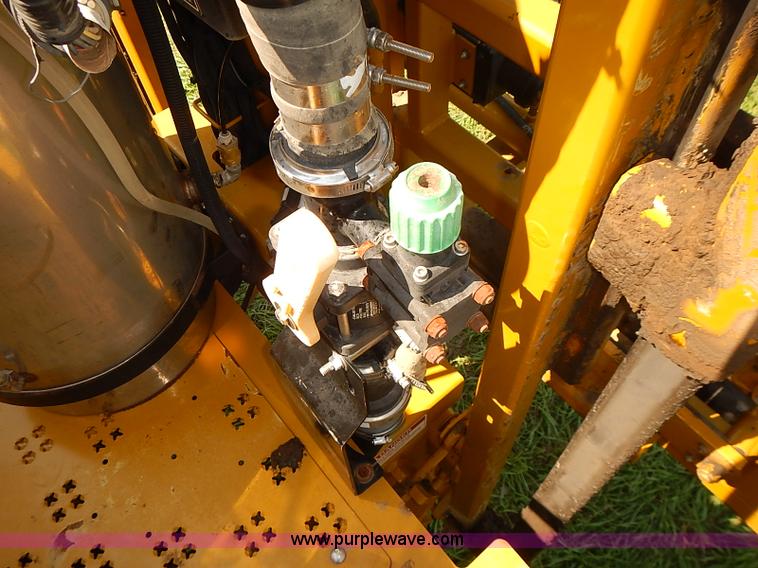 image for item J3063 2007 Ag-Chem RoGator 1074 self-propelled sprayer