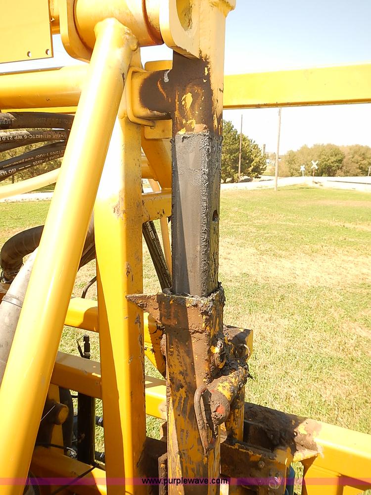 image for item J3063 2007 Ag-Chem RoGator 1074 self-propelled sprayer