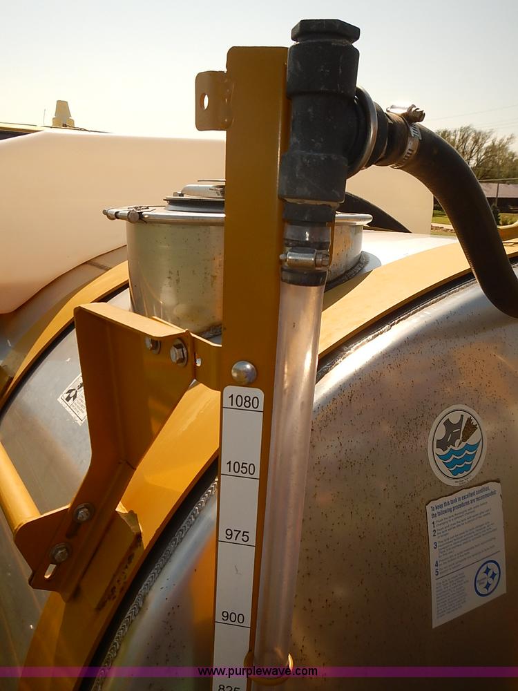 image for item J3063 2007 Ag-Chem RoGator 1074 self-propelled sprayer