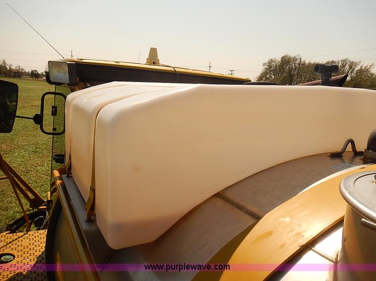 image for item J3063 2007 Ag-Chem RoGator 1074 self-propelled sprayer