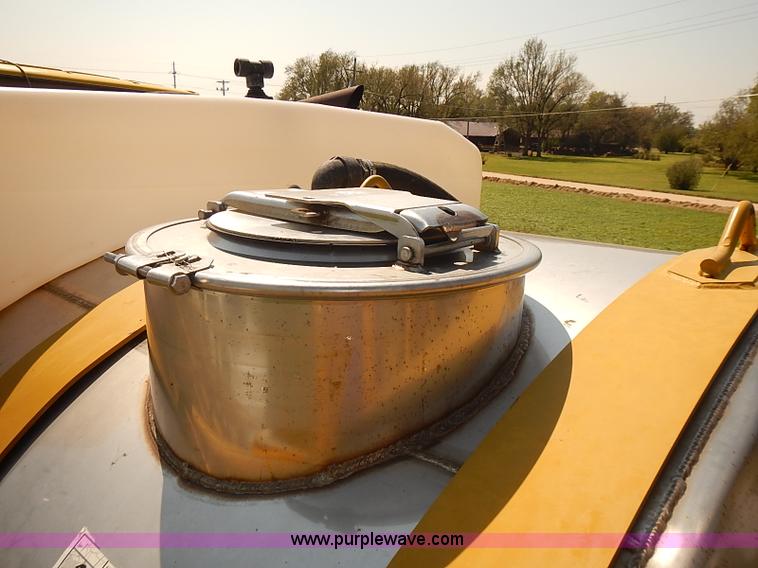 image for item J3063 2007 Ag-Chem RoGator 1074 self-propelled sprayer