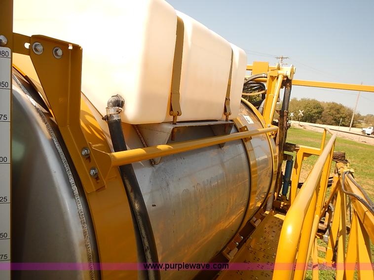 image for item J3063 2007 Ag-Chem RoGator 1074 self-propelled sprayer